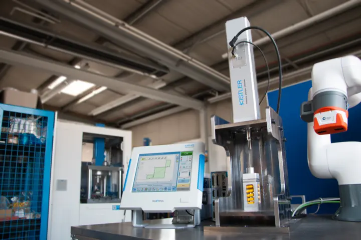 The force-displacement monitoring of each joining cycle is supported by the process monitoring system maXYmos NC. 