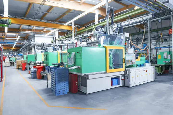 Kistler's Type 2869B2 CoMo Injection process monitoring system (on the right next to the injection molding machine) monitors production of plug connectors.
