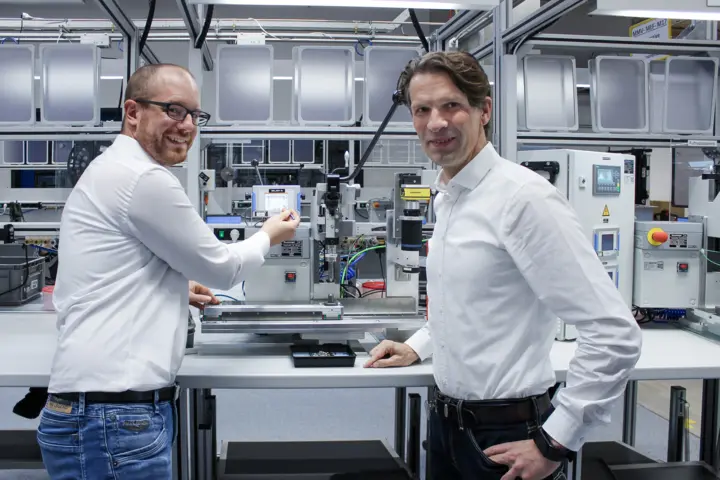 Christian Wimmer of Rosenberger shows Kistler's Stefan Schäfer how the maXYmos process monitoring system is integrated.