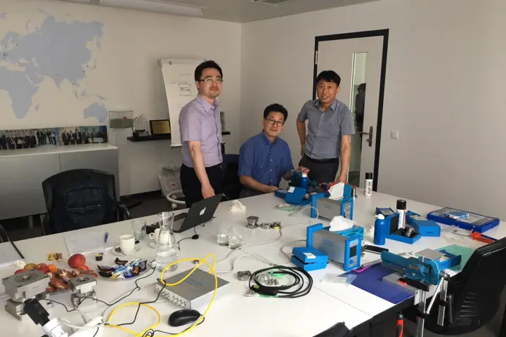 Engineers from the Korea Aerospace Research Institute (KARI) and Kistler working together to develop the measuring chain
