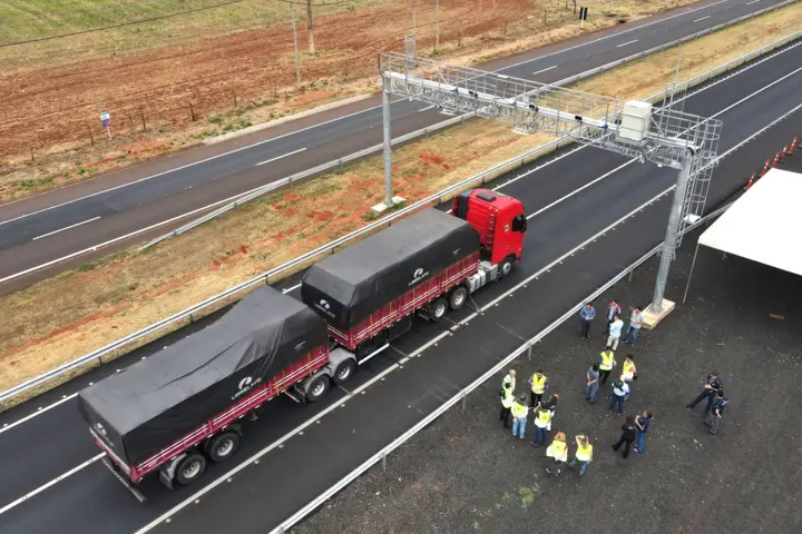 Electronic tolling with Weigh In Motion Electronic tolling: the Weigh In Motion (WIM) solutions for EcoRodovias are part of complete gantries for traffic monitoring.