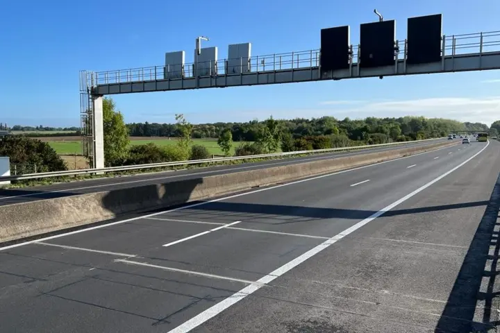 在卢森堡 A6 公路上安装的 Lineas 传感器，配有奇石乐的 KiTraffic Plus系统，具备动态称重等多种用途：