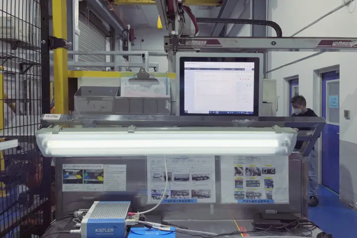 Schneider Electric injection molding manufacturing cell The scrap rate at Schneider Electric GSC China was reduced by integrating the ComoNeo process monitoring system from Kistler.