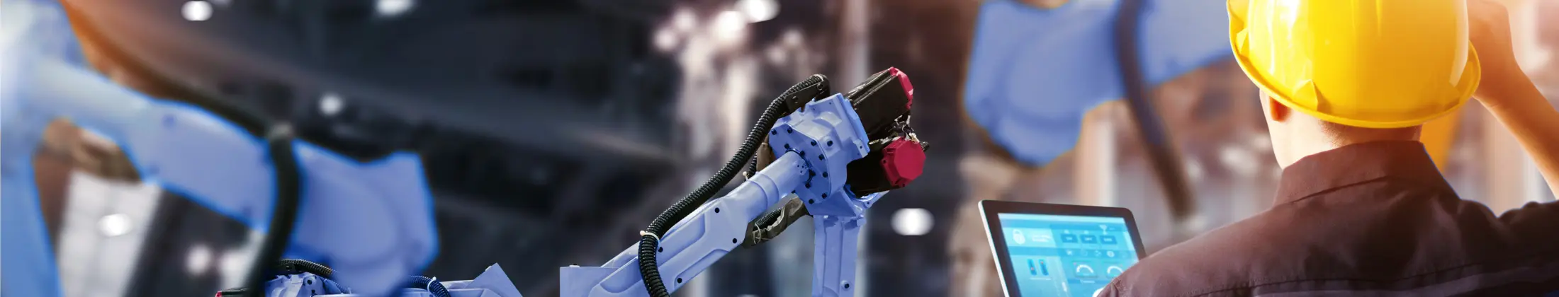 行业 智能工厂中,带有监控系统软件的的焊接机器人手臂机