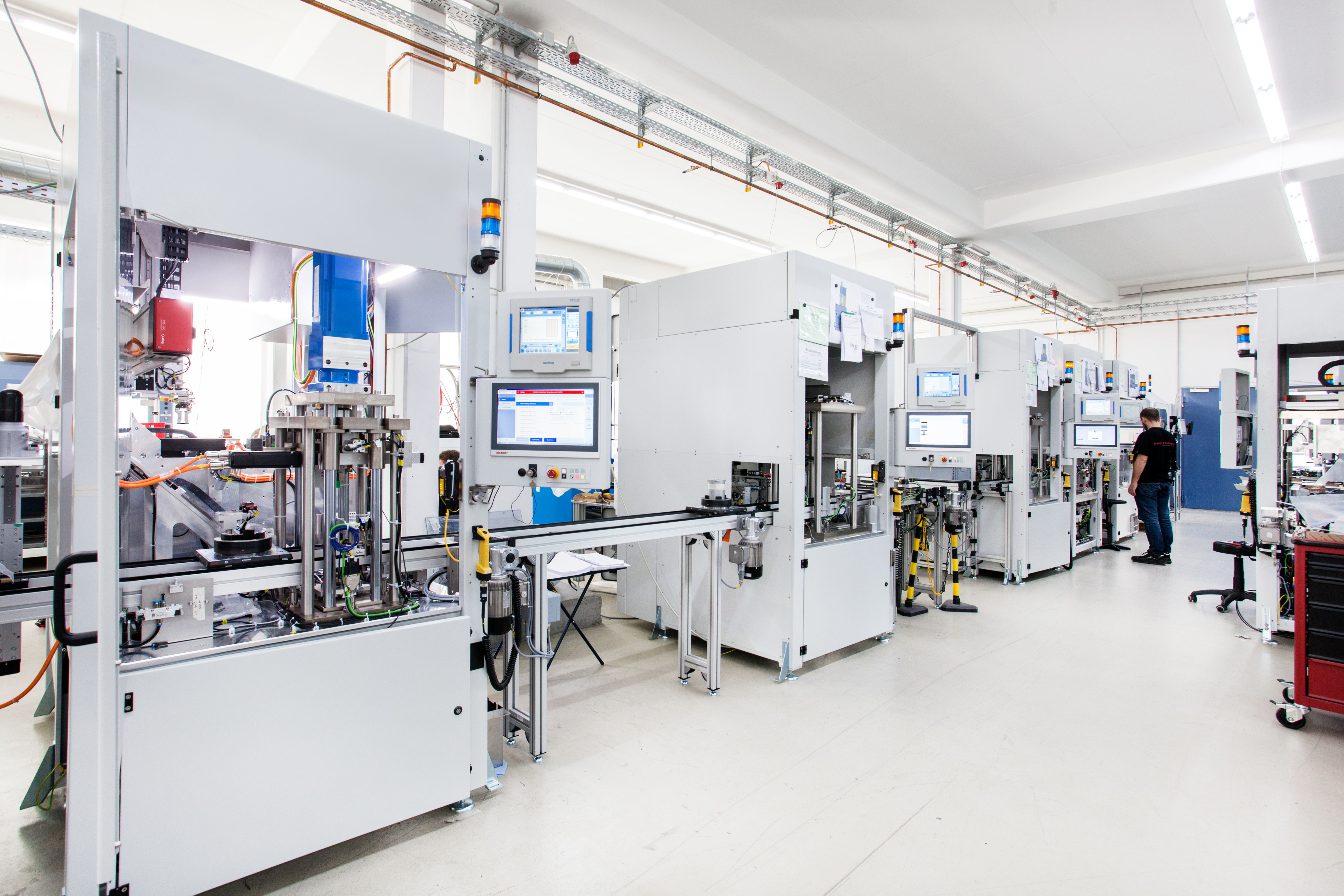 Highly automated cells Jonas & Redmann公司通过高度自动化单元制造数百万优质的一次性用品。