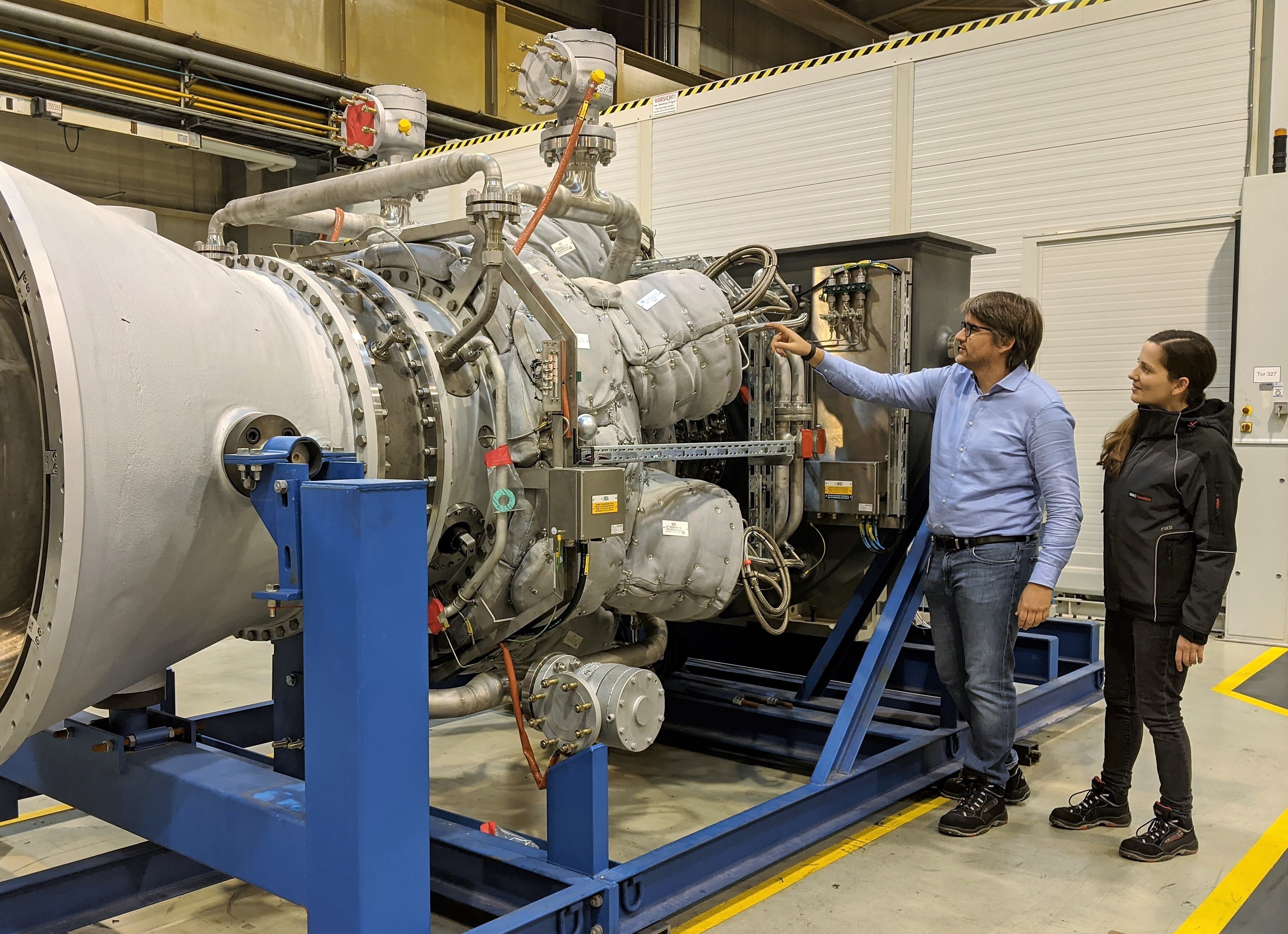 Bernhard Ćosić和Pähr,MAN Energy Solutions Bernhard Ćosić博士和Judith Pähr在MAN Energy Solutions的高压试验器