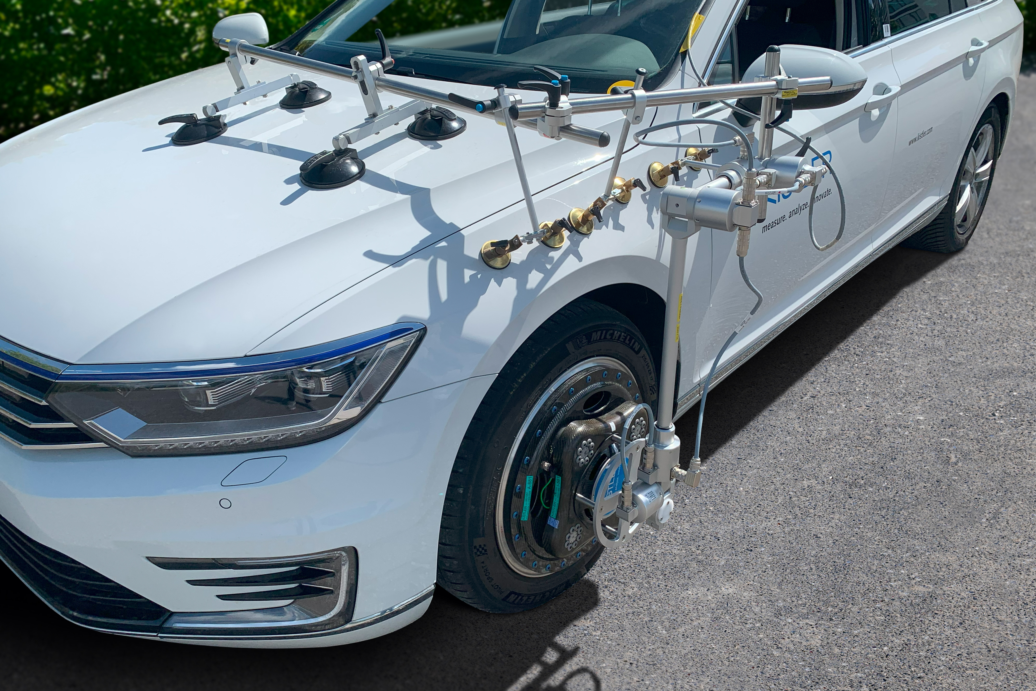 Vehicle dynamics control: wheel vector sensor measurements Vehicle dynamics control: The front wheel mounted wheel vector sensor provides precise measurement data across all scenarios.